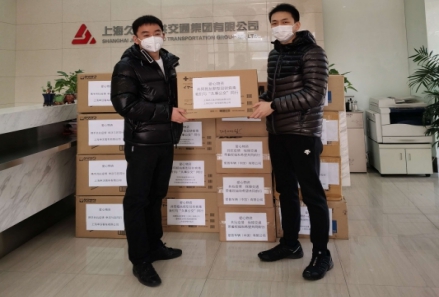 CEIBS 191 charity team donated epidemic prevention materials  to Shanghai Jiushi Group on Feb.9th, 2020